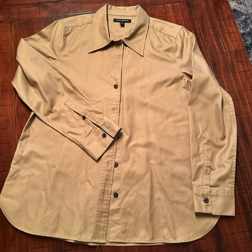 Women’s Banana Republic Tan Shirt
